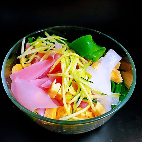 鸿睿凉皮机厂家就为大家讲解下如何制作凉皮。